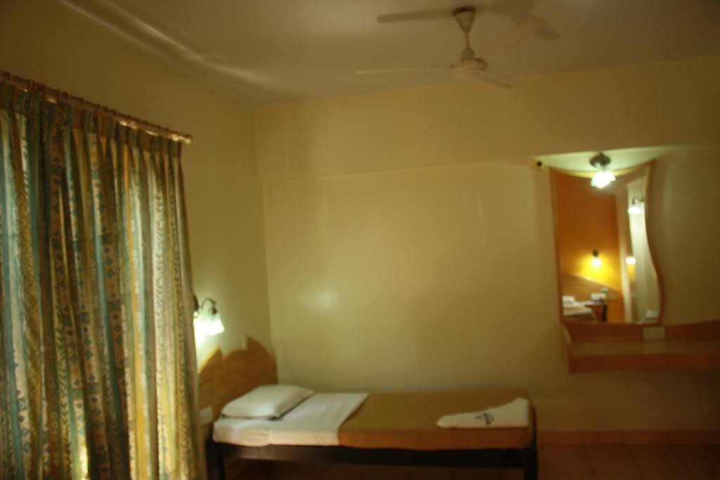 Tom'S Hotel Bangalore Bagian luar foto