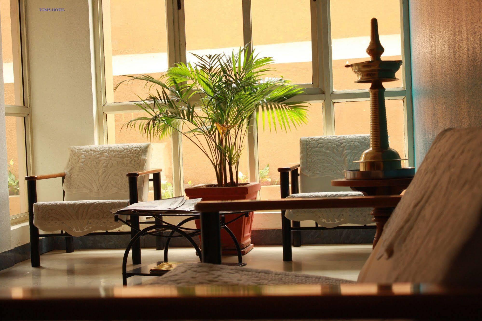 Tom'S Hotel Bangalore Bagian luar foto