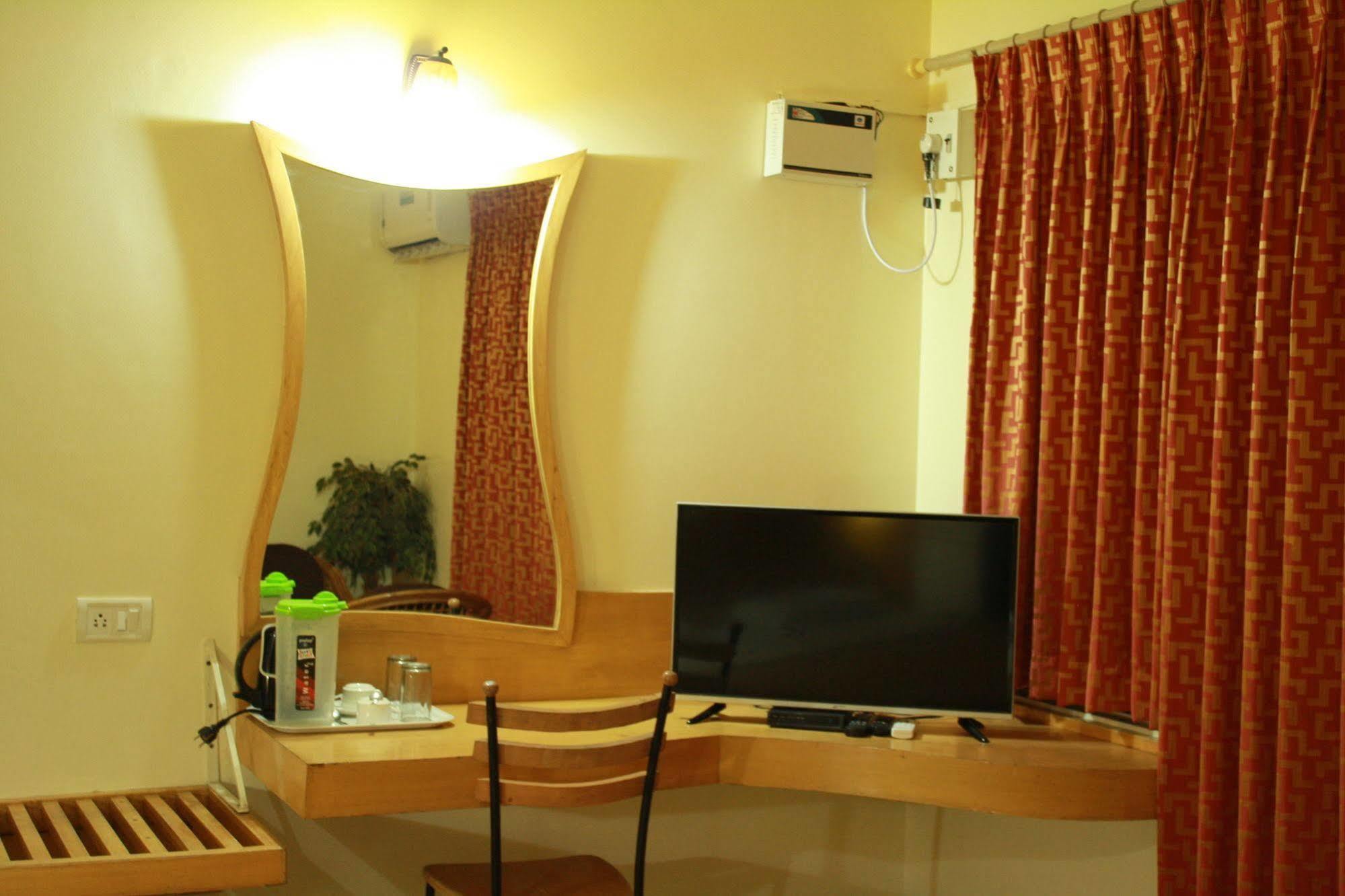 Tom'S Hotel Bangalore Bagian luar foto