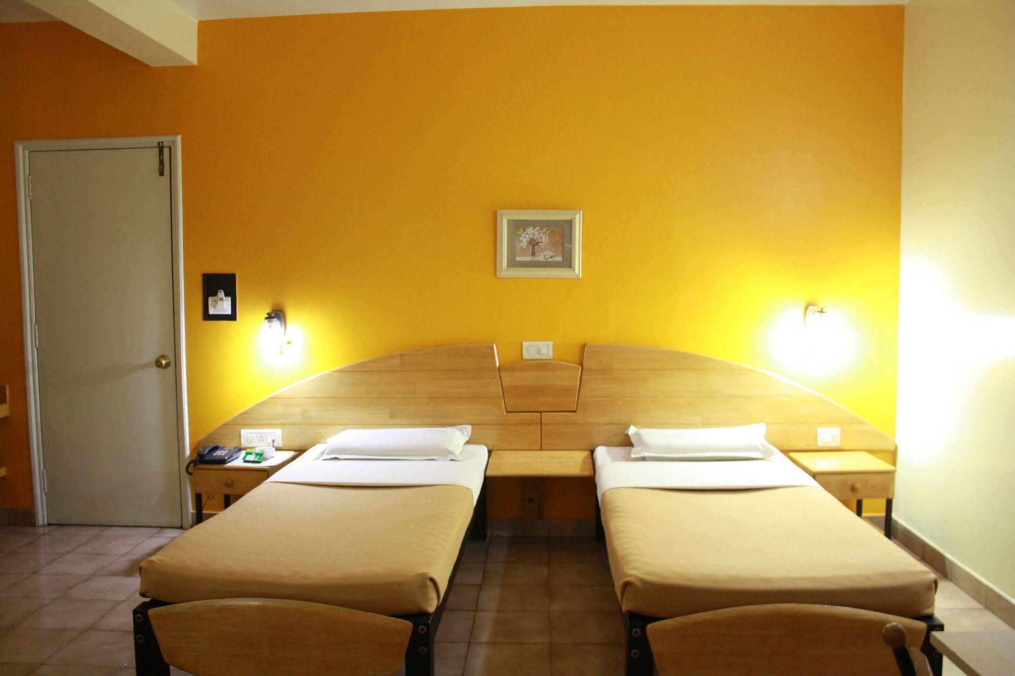 Tom'S Hotel Bangalore Bagian luar foto