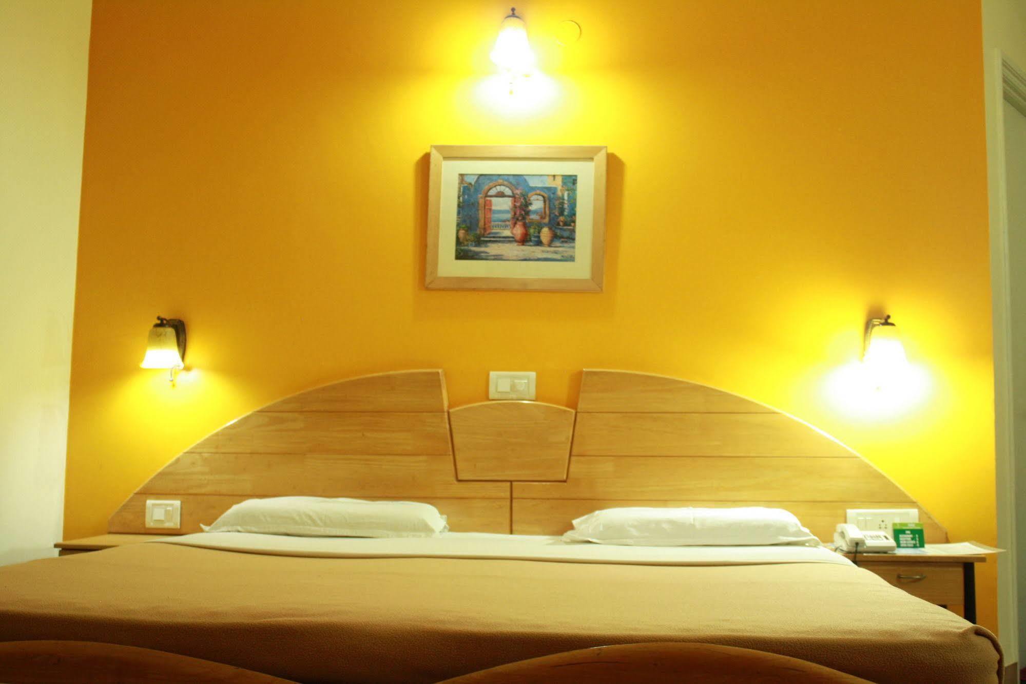 Tom'S Hotel Bangalore Bagian luar foto