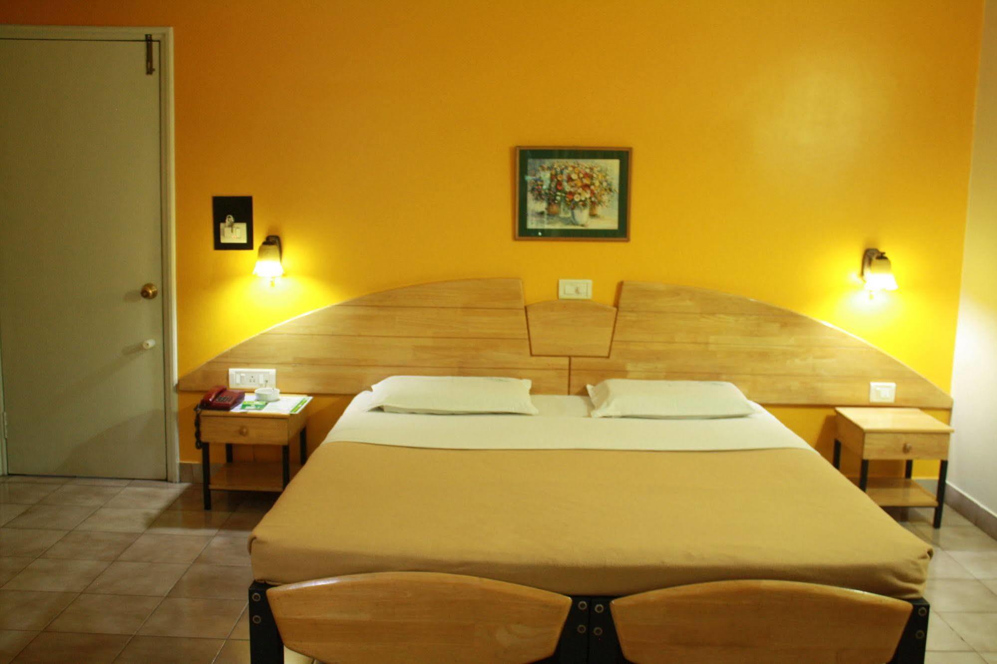 Tom'S Hotel Bangalore Bagian luar foto