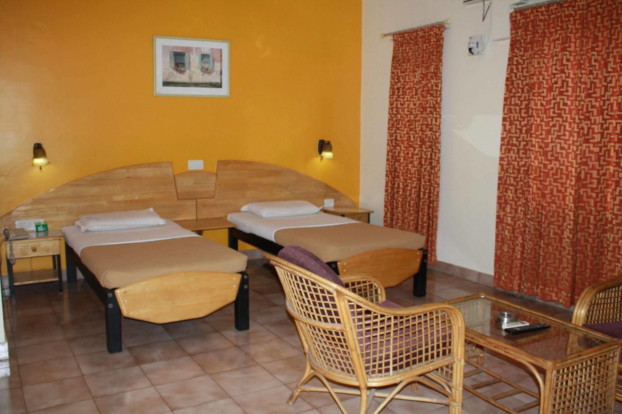 Tom'S Hotel Bangalore Bagian luar foto