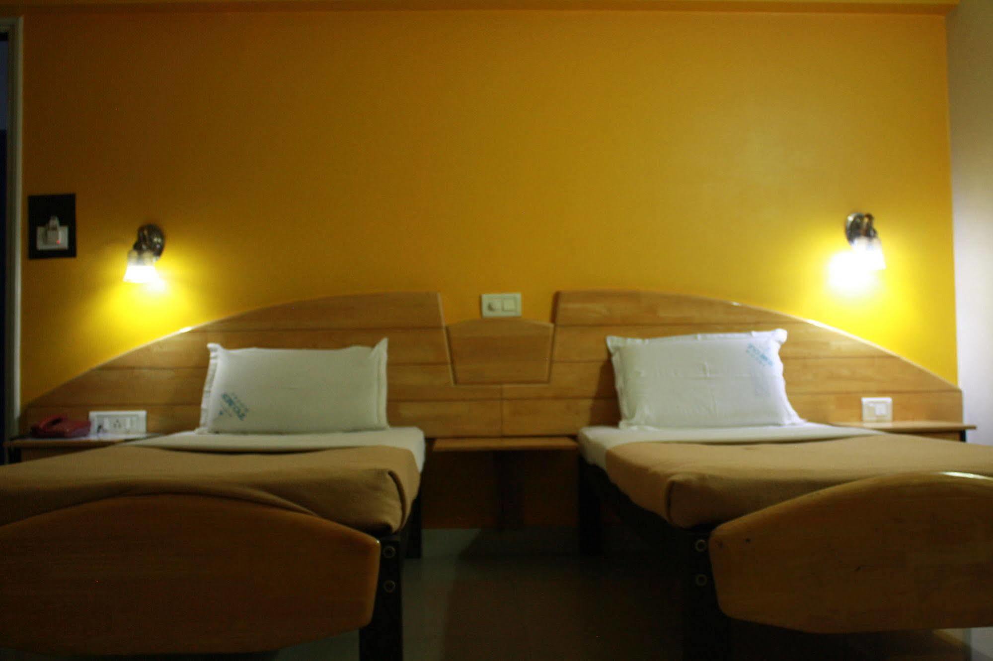 Tom'S Hotel Bangalore Bagian luar foto