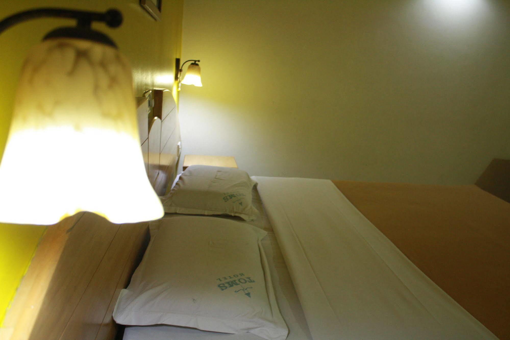 Tom'S Hotel Bangalore Bagian luar foto