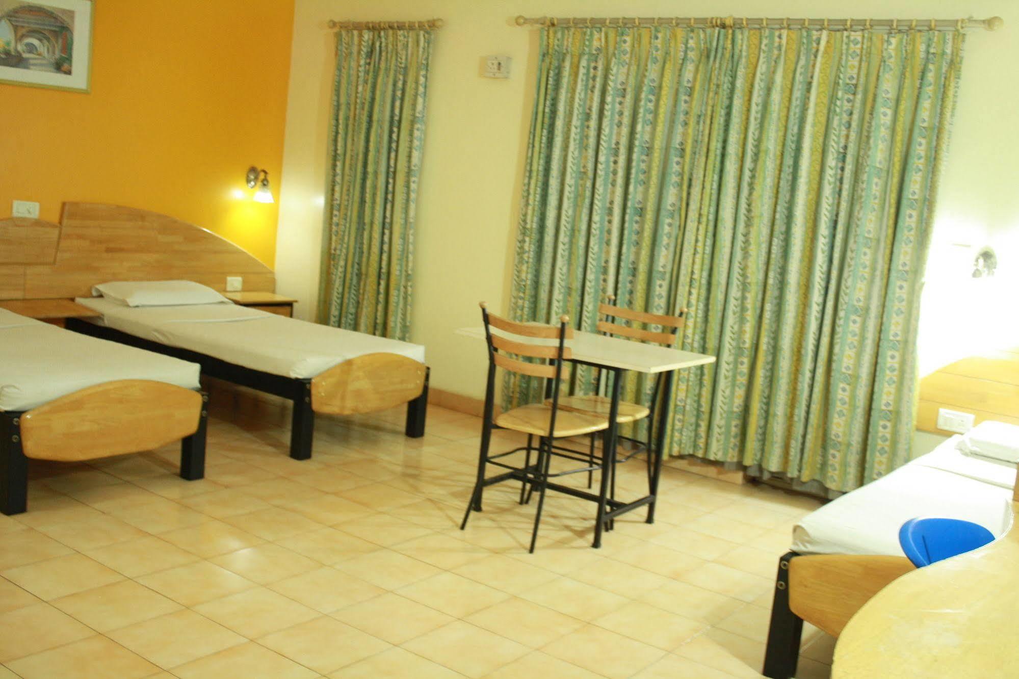 Tom'S Hotel Bangalore Bagian luar foto